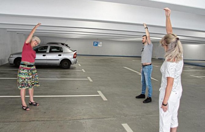Die Mitarbeiter der in Sersheim ansässigen Jugendstiftung Baden-Württemberg nutzen in diesen heißen Tagen während ihrer Mittagspause die Kühle des Parkdecks in der Schloßstraße für ihre Rückengymnastik.  Foto: Banholzer