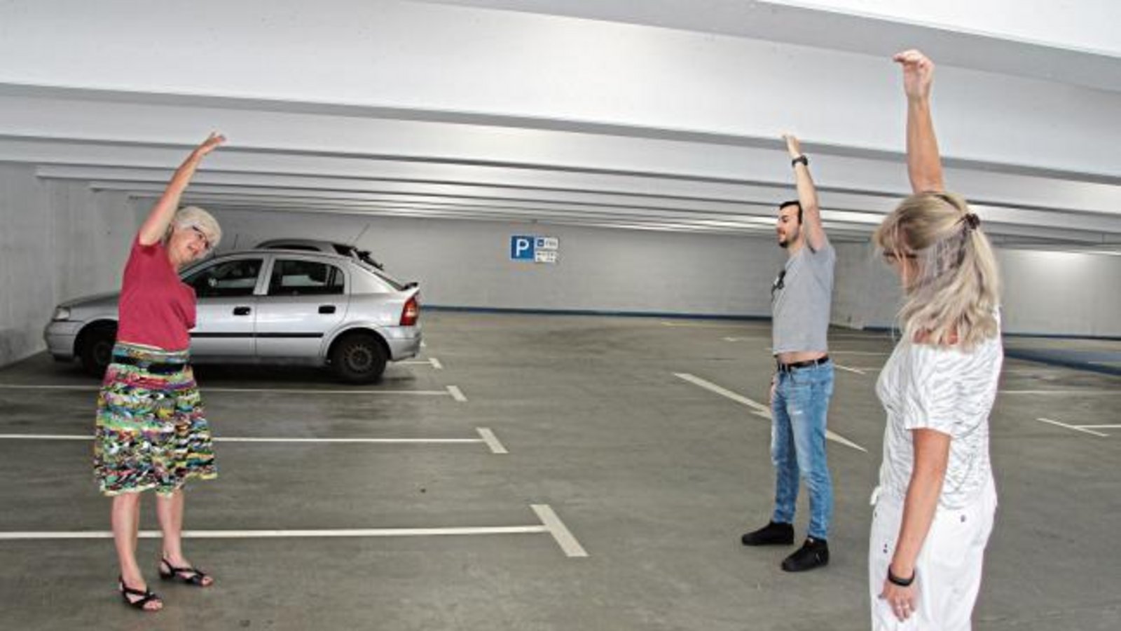 Die Mitarbeiter der in Sersheim ansässigen Jugendstiftung Baden-Württemberg nutzen in diesen heißen Tagen während ihrer Mittagspause die Kühle des Parkdecks in der Schloßstraße für ihre Rückengymnastik. Foto: Banholzer Die Mitarbeiter der in Sersheim ansässigen Jugendstiftung Baden-Württemberg nutzen in diesen heißen Tagen während ihrer Mittagspause die Kühle des Parkdecks in der Schloßstraße für ihre Rückengymnastik. Foto: Banholzer