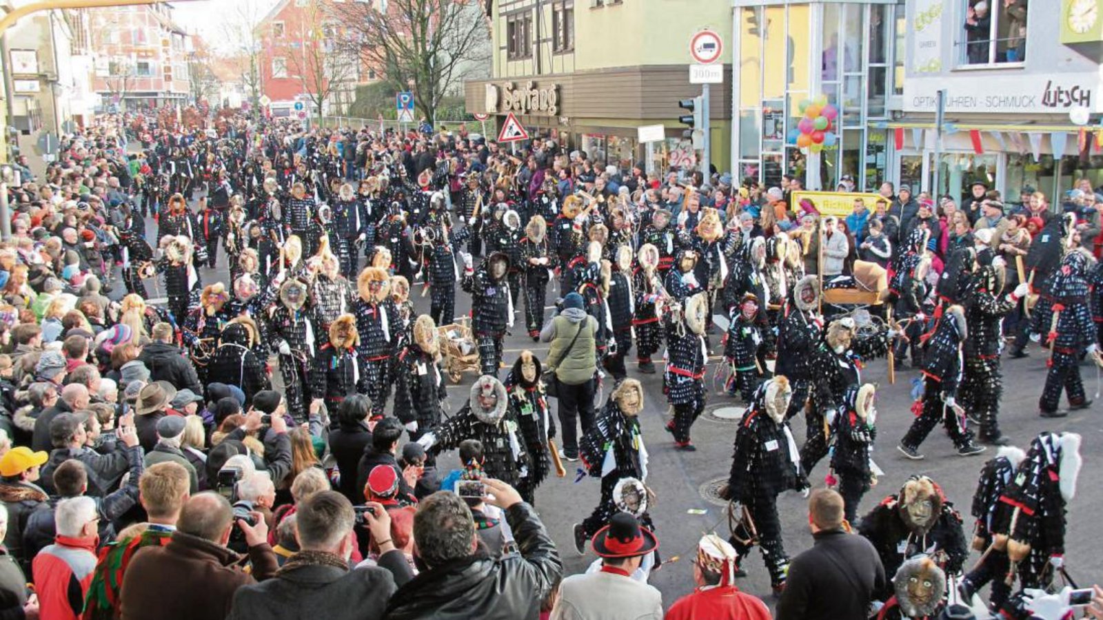Heimspiel: Rund 250 Urzeln führten den Narrenumzug anlässlich des 50-jährigen Bestehens der Urzelnzunft Sachsenheim an. Fotos: Elsässer Heimspiel: Rund 250 Urzeln führten den Narrenumzug anlässlich des 50-jährigen Bestehens der Urzelnzunft Sachsenheim an. Fotos: Elsässer
