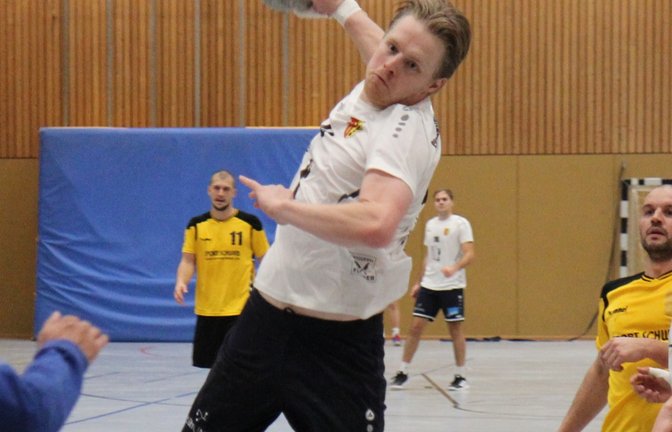 Handball, Männer, CVJM Enzweihingen, Saison 2023/2024, Marc Wiederhöft (mit Ball), Foto: Dittrich
