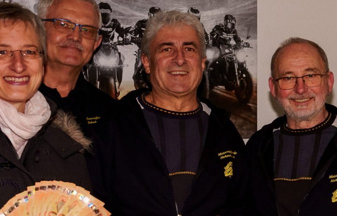 Gute Laune bei der Spendenübergabe (von links): Christine Burkhardt (Koordinatorin des ambulanten Hospizdienstes), Hans Wörner (Kassierer der Motorradfreunde), Erich Wörz (Vorsitzender der Motorradfreunde), Peter Urban (Organisator der Sammelaktion) und Monika Eisele (Kontaktperson Motorradfreunde – Hospizgruppe). <span class='image-autor'>Foto: p</span>