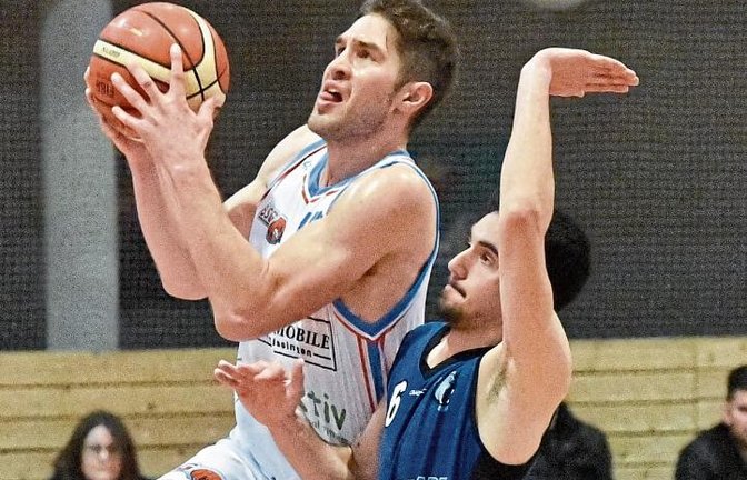 Matthias Müller (links) präsentierte sich nicht nur wegen seiner 17 Punkte als starker Eckpfeiler im BSG-Team. „Er ist ein Kämpfer – vorne und hinten. Welche Energie er reinbringt, ist unglaublich“, lobt sein Trainer Themis Koupidis. Foto: Leitner