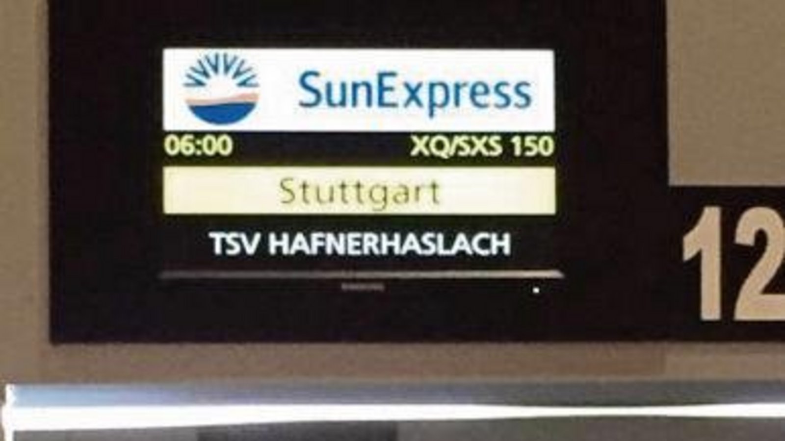 Die Charterfluggesellschaft hatte bei der Rückreise des Fußball-B-Ligisten TSV Häfnerhaslach aus dem Trainingslager in der Türkei einen gesonderten Check-in-Schalter bereit gestellt. Foto: privat Die Charterfluggesellschaft hatte bei der Rückreise des Fußball-B-Ligisten TSV Häfnerhaslach aus dem Trainingslager in der Türkei einen gesonderten Check-in-Schalter bereit gestellt. Foto: privat