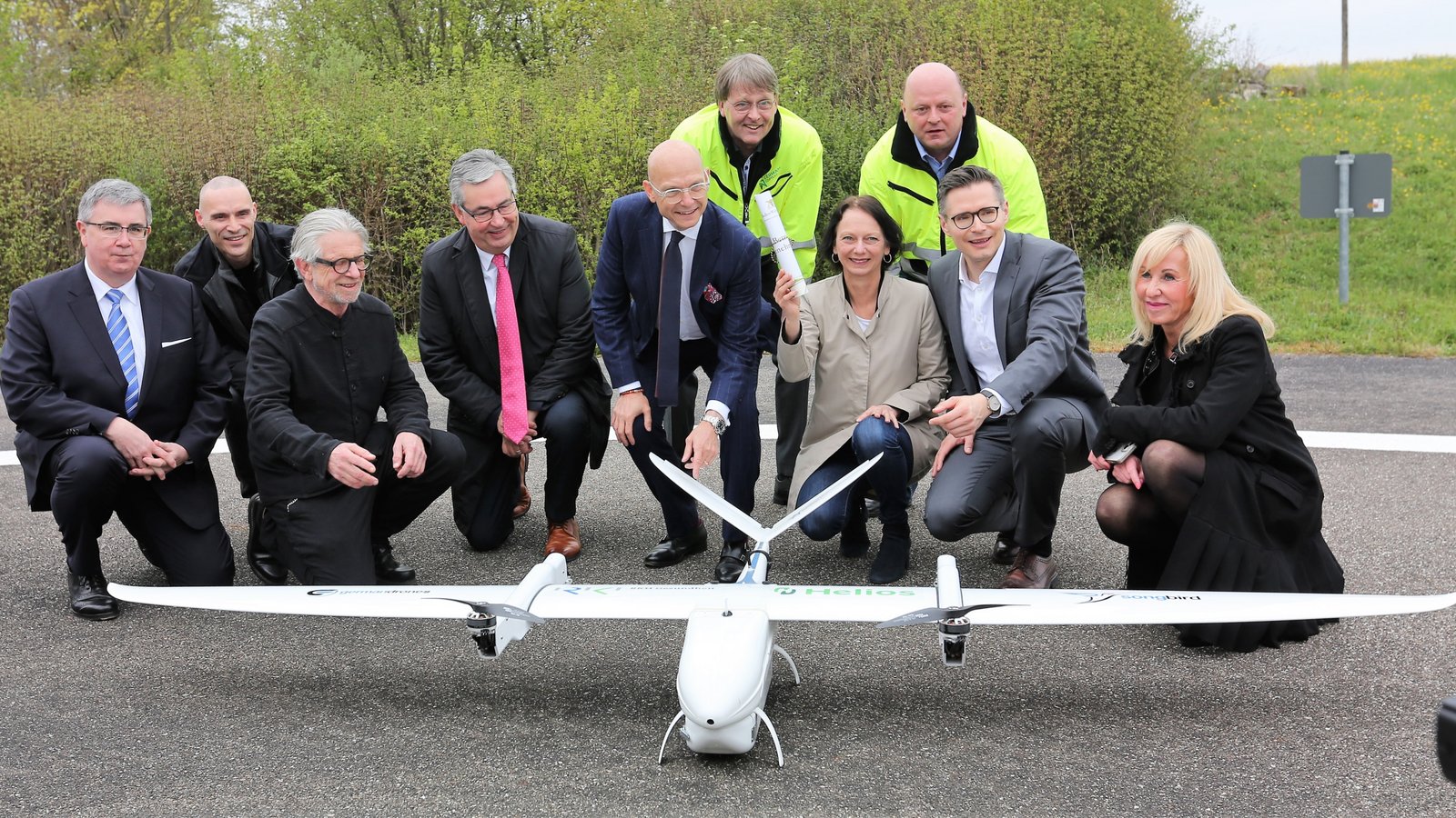 Auf dem Hubschrauberlandeplatz in Markgröningen überreicht Regierungspräsidentin Susanne Bay die Betriebsgenehmigung. Fotos: Küppers
