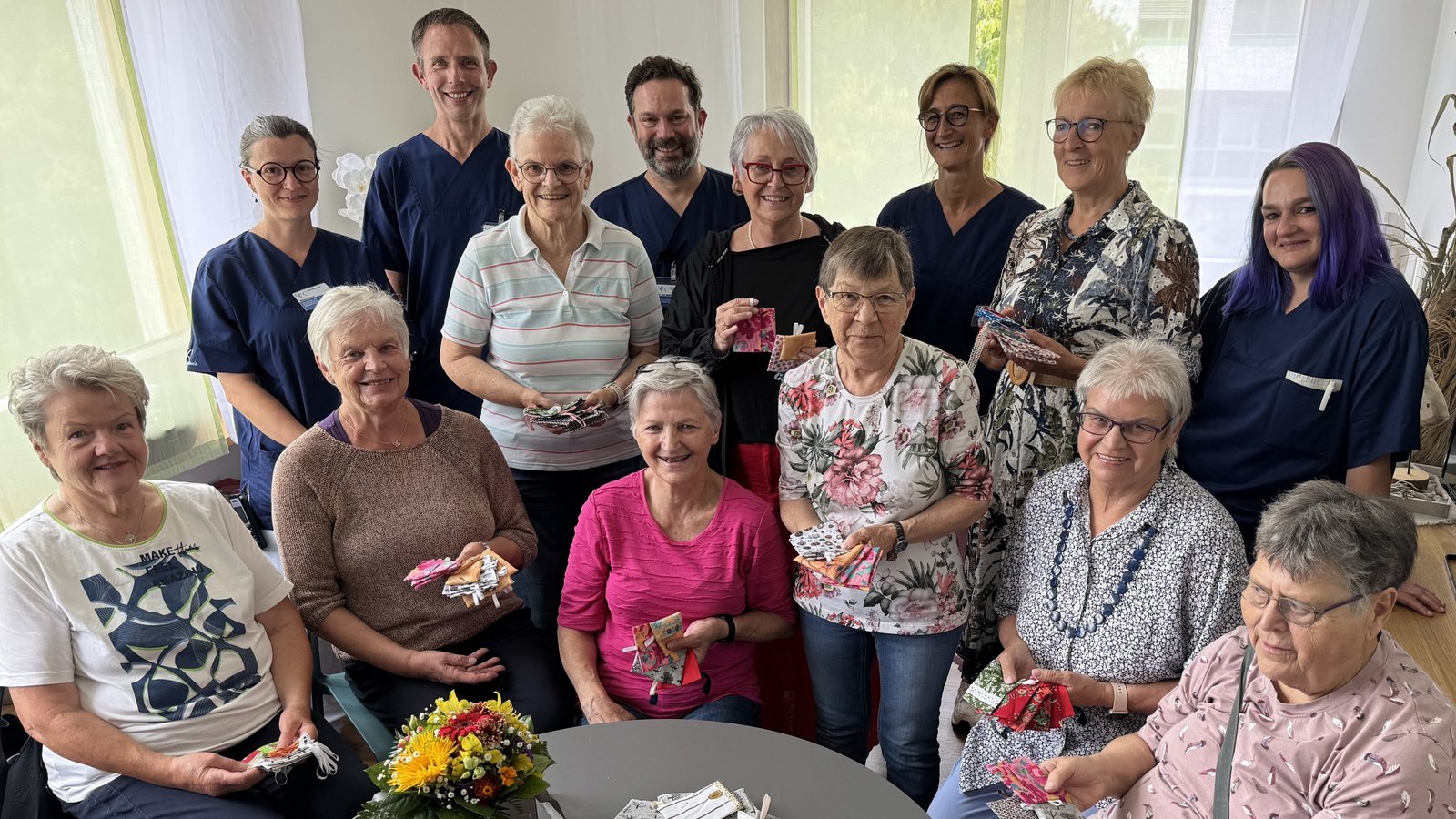 Die Kreis-Landfrauen überreichen der Palliativstation im Klinikum Ludwigsburg eine große Menge selbst genähter Duftsäckchen für die Aromapflege schwerkranker Menschen. Foto: RKH Gesundheit Die Kreis-Landfrauen überreichen der Palliativstation im Klinikum Ludwigsburg eine große Menge selbst genähter Duftsäckchen für die Aromapflege schwerkranker Menschen. Foto: RKH Gesundheit