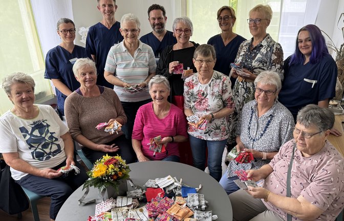 Die Kreis-Landfrauen überreichen der Palliativstation im Klinikum Ludwigsburg eine große Menge selbst genähter Duftsäckchen für die Aromapflege schwerkranker Menschen. <span class='image-autor'>Foto: RKH Gesundheit</span>