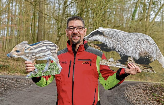 Kirbachtal-Revierförster Theo Wöhr zeigt Kindern und Jugendlichen den Wald und seine Bewohner.  Foto: Kalb
