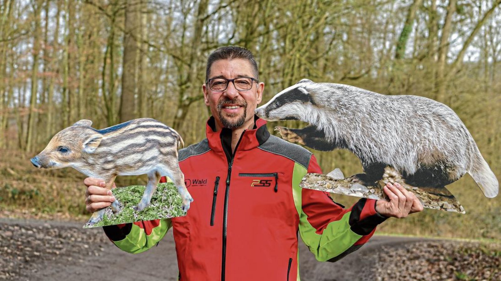 Kirbachtal-Revierförster Theo Wöhr zeigt Kindern und Jugendlichen den Wald und seine Bewohner. Foto: Kalb Kirbachtal-Revierförster Theo Wöhr zeigt Kindern und Jugendlichen den Wald und seine Bewohner. Foto: Kalb