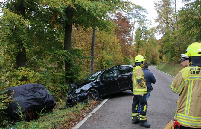 Der Porsche wird nach dem Unfall mit einer Plane abgedeckt, damit er nicht fotografiert werden kann. <span class='image-autor'>Foto: Bögel</span>