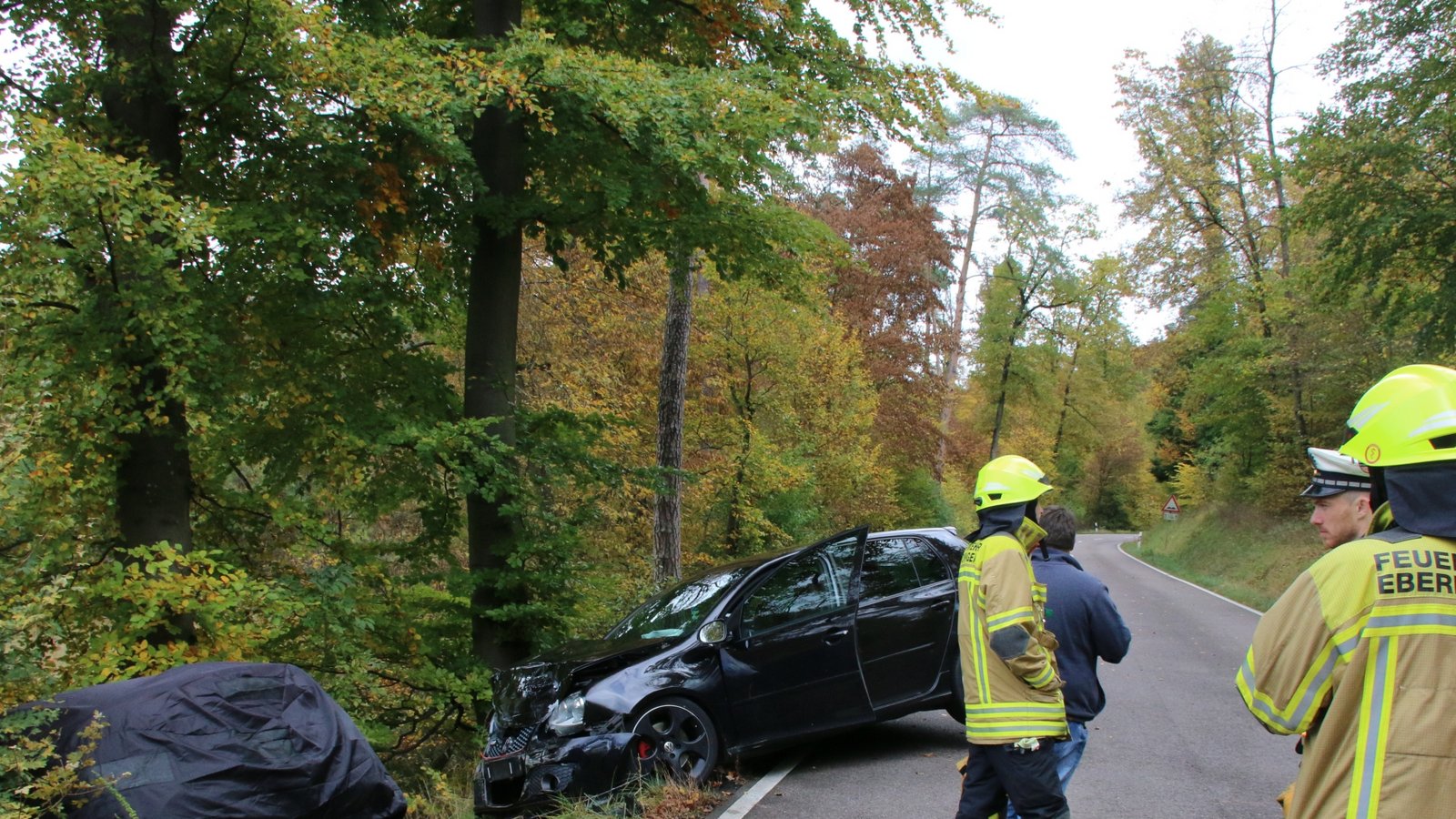 Der Porsche wird nach dem Unfall mit einer Plane abgedeckt, damit er nicht fotografiert werden kann. Foto: Bögel