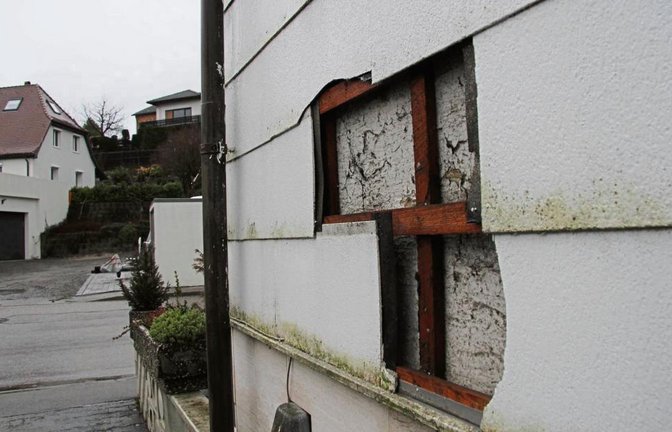 An einer Fassade in der Vaihinger Straße sind deutliche Schäden zu sehen, die ebenfalls mit dem Vorfall zusammenhängen sollen. Foto: Banholzer