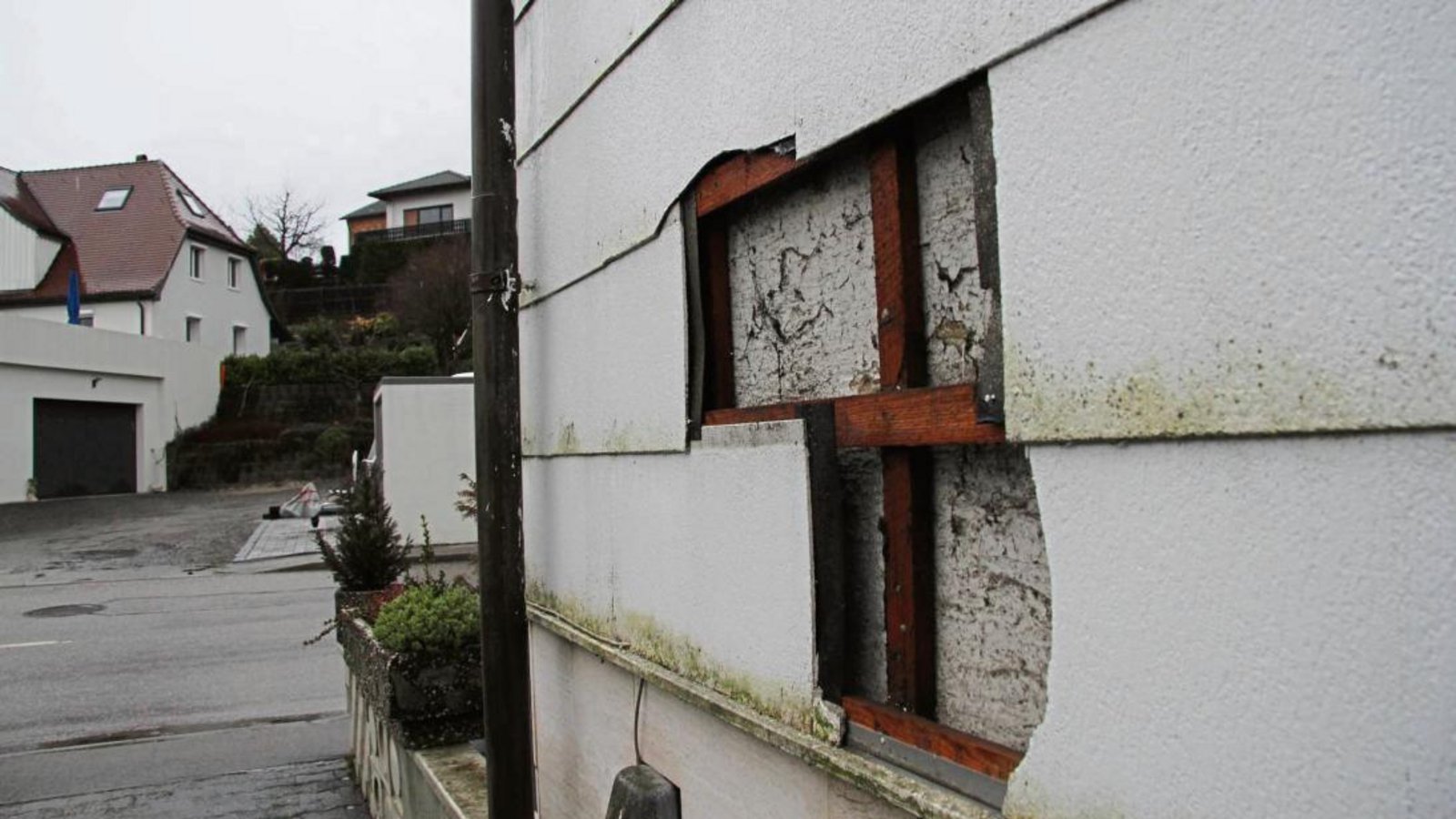 An einer Fassade in der Vaihinger Straße sind deutliche Schäden zu sehen, die ebenfalls mit dem Vorfall zusammenhängen sollen. Foto: Banholzer