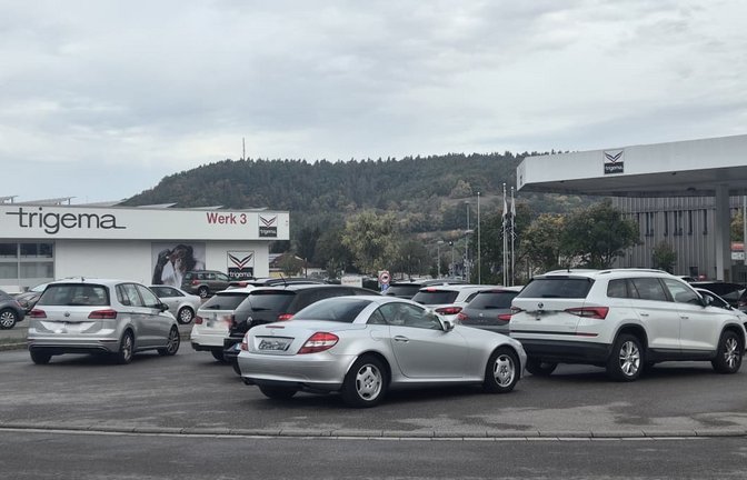 Lange Schlangen bei der Trigema-Tankstelle<span class='image-autor'>Hurm</span>