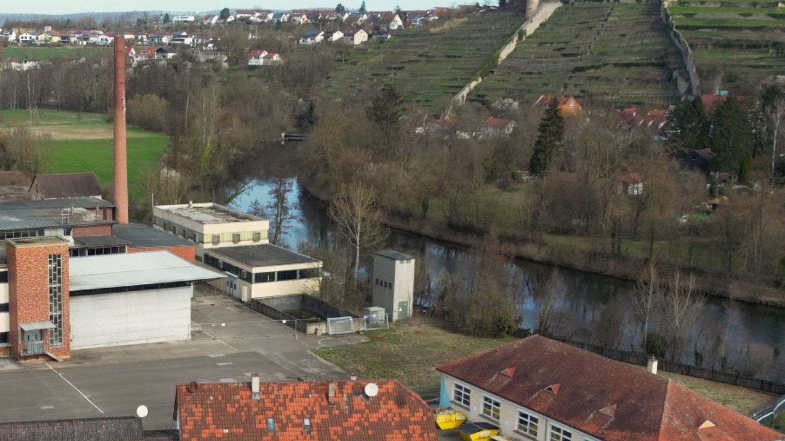 Auf dem Häcker-Areal soll das frühere Verwaltungsgebäude des Unternehmens (ganz rechts) zum Sitz der Gartenschauverwaltung werden.  Archivfoto: Küppers