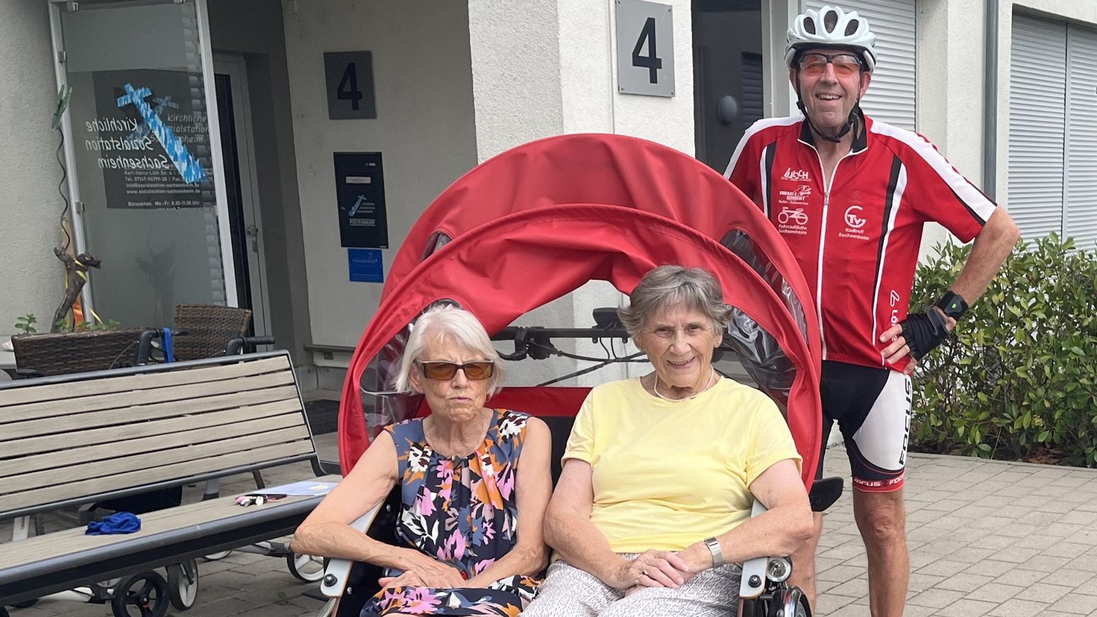 Die Seniorinnen lassen sich von Tom Hörmann in der Rikscha herumfahren. Foto: Glemser Die Seniorinnen lassen sich von Tom Hörmann in der Rikscha herumfahren. Foto: Glemser