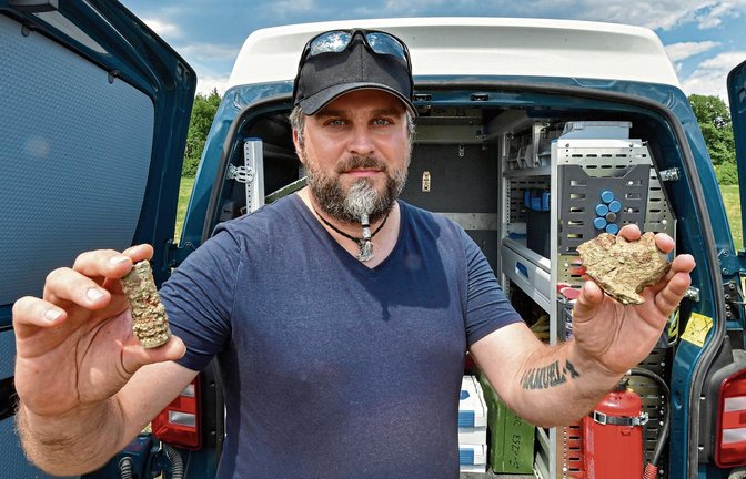 Feuerwerker Sven Rasehorn vom Kampfmittelbeseitigungsdienst zeigt eine Zwei-Zentimeter-Granate (links) und einen Bombensplitter, die auf dem Eichwald gefunden wurden. Fotos: Kalb