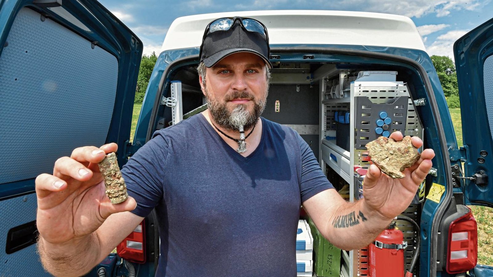 Feuerwerker Sven Rasehorn vom Kampfmittelbeseitigungsdienst zeigt eine Zwei-Zentimeter-Granate (links) und einen Bombensplitter, die auf dem Eichwald gefunden wurden. Fotos: Kalb Feuerwerker Sven Rasehorn vom Kampfmittelbeseitigungsdienst zeigt eine Zwei-Zentimeter-Granate (links) und einen Bombensplitter, die auf dem Eichwald gefunden wurden. Fotos: Kalb