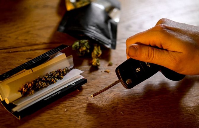 Seit der Teillegalisierung für Cannabis gilt auch beim Autofahren ein Grenzwert. Nun sollen Unfälle unter Einfluss in der amtlichen Statistik erfasst werden. (Symbolfoto)<span class='image-autor'>Fabian Sommer/dpa</span>