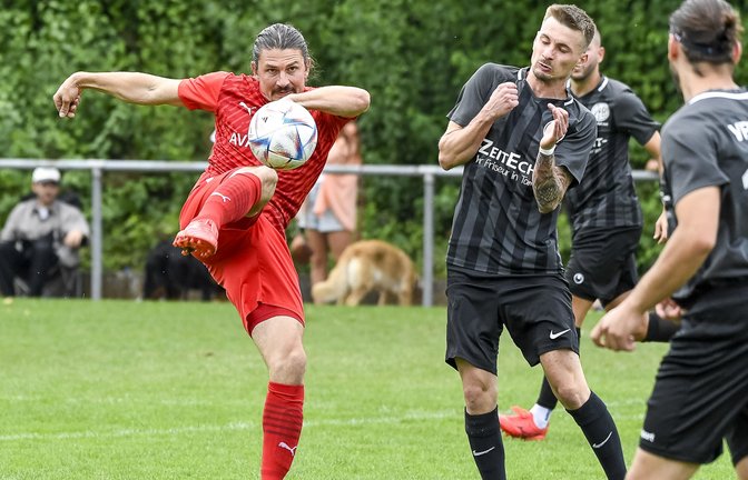 Hier muss Marco Burkhardt (links) für den SV Horrheim klären, in der 44. Minute ist er Torschütze zum Zwischenstand von 4:1. Am Ende steht ein 7:1-Sieg gegen den VfB Tamm. <span class='image-autor'>Foto: Leitner</span>