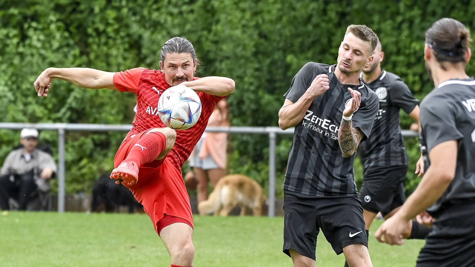 Hier muss Marco Burkhardt (links) für den SV Horrheim klären, in der 44. Minute ist er Torschütze zum Zwischenstand von 4:1. Am Ende steht ein 7:1-Sieg gegen den VfB Tamm. Foto: Leitner Hier muss Marco Burkhardt (links) für den SV Horrheim klären, in der 44. Minute ist er Torschütze zum Zwischenstand von 4:1. Am Ende steht ein 7:1-Sieg gegen den VfB Tamm. Foto: Leitner