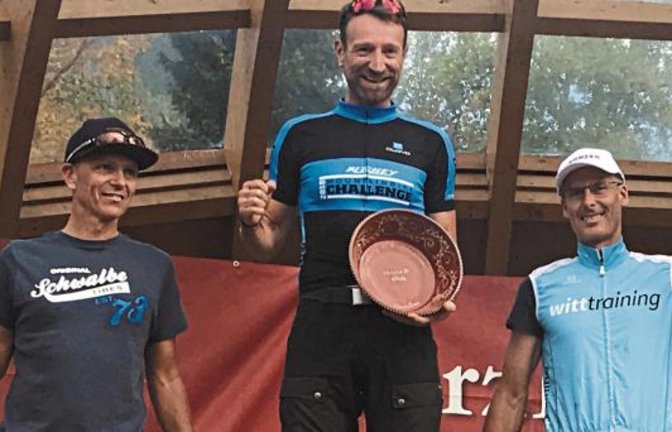 Walter Marquardt, Josef Wernoth und Wolf-Thorsten Witt (von links) bei der Siegerehrung des Feneberg-Marathons.  Foto: privat