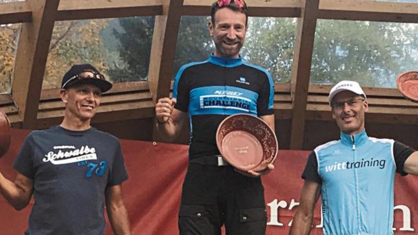 Walter Marquardt, Josef Wernoth und Wolf-Thorsten Witt (von links) bei der Siegerehrung des Feneberg-Marathons. Foto: privat Walter Marquardt, Josef Wernoth und Wolf-Thorsten Witt (von links) bei der Siegerehrung des Feneberg-Marathons. Foto: privat