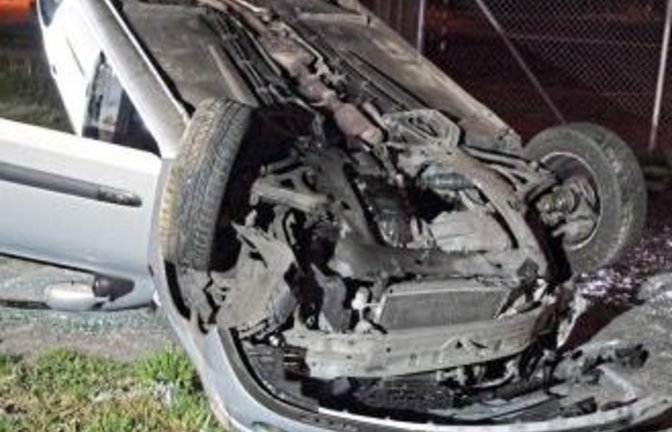 Zwei Verletzte forderte dieser Unfall kurz nach Mitternacht in der Mühlstraße in Oberriexingen. Foto: 7aktuell/Hessenauer