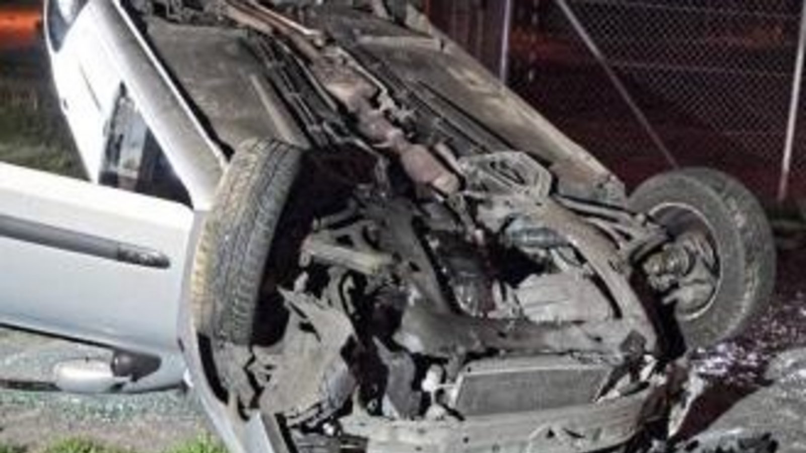 Zwei Verletzte forderte dieser Unfall kurz nach Mitternacht in der Mühlstraße in Oberriexingen. Foto: 7aktuell/Hessenauer