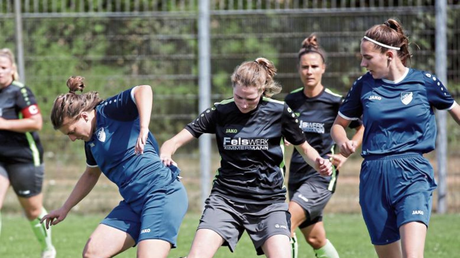 Die SGM Roßwag/Großglattbach (Mitte Christina Knapp) hat in ihrem Trainingslager den Schwerpunkt auf die Balleroberung gelegt, um offensiv flexibler zu werden. Foto: Küppers Die SGM Roßwag/Großglattbach (Mitte Christina Knapp) hat in ihrem Trainingslager den Schwerpunkt auf die Balleroberung gelegt, um offensiv flexibler zu werden. Foto: Küppers