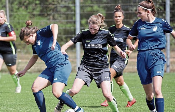 Die SGM Roßwag/Großglattbach (Mitte Christina Knapp) hat in ihrem Trainingslager den Schwerpunkt auf die Balleroberung gelegt, um offensiv flexibler zu werden. Foto: Küppers
