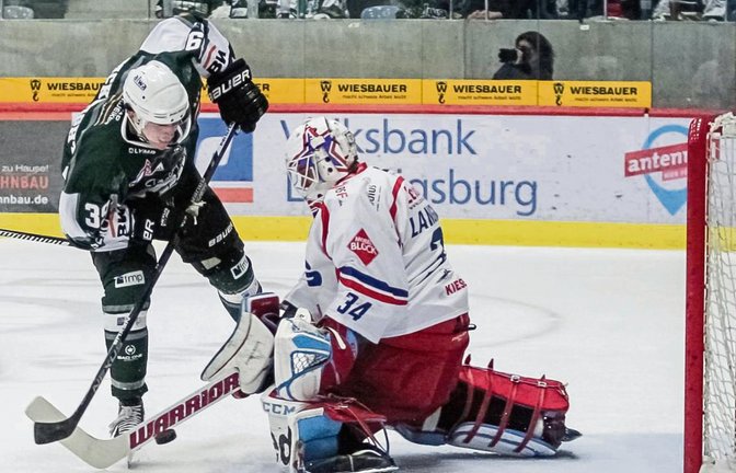 Fast unüberwindlich schien Jonas Langmann. Hier scheitert Bietigheims Matt McKnight (links) an dem Ravensburger Goalie. Foto: Simecek