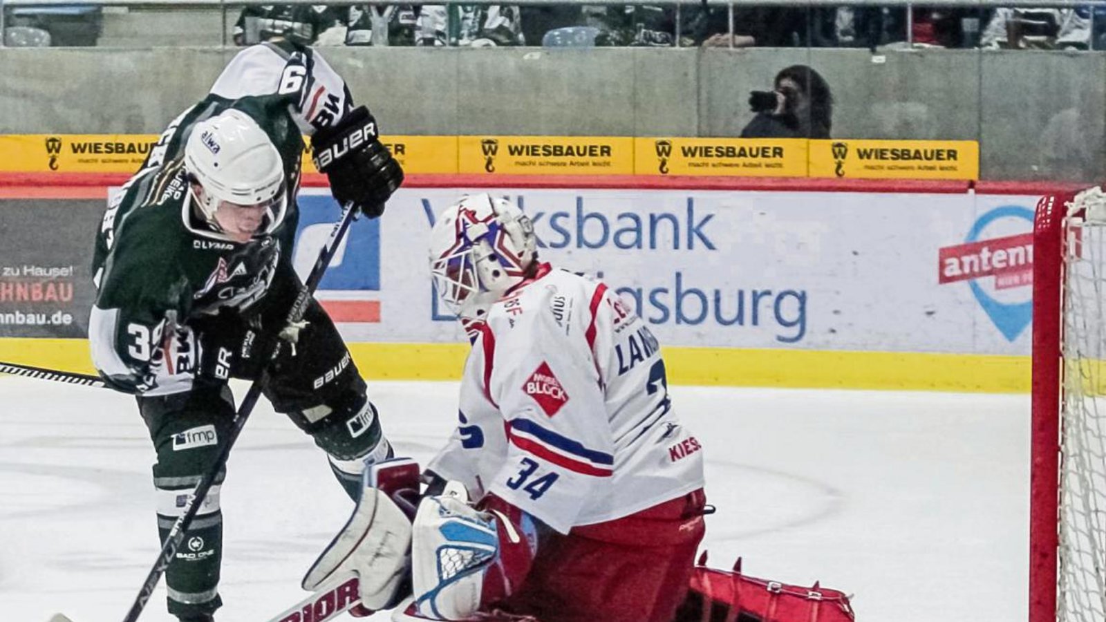 Fast unüberwindlich schien Jonas Langmann. Hier scheitert Bietigheims Matt McKnight (links) an dem Ravensburger Goalie. Foto: Simecek Fast unüberwindlich schien Jonas Langmann. Hier scheitert Bietigheims Matt McKnight (links) an dem Ravensburger Goalie. Foto: Simecek