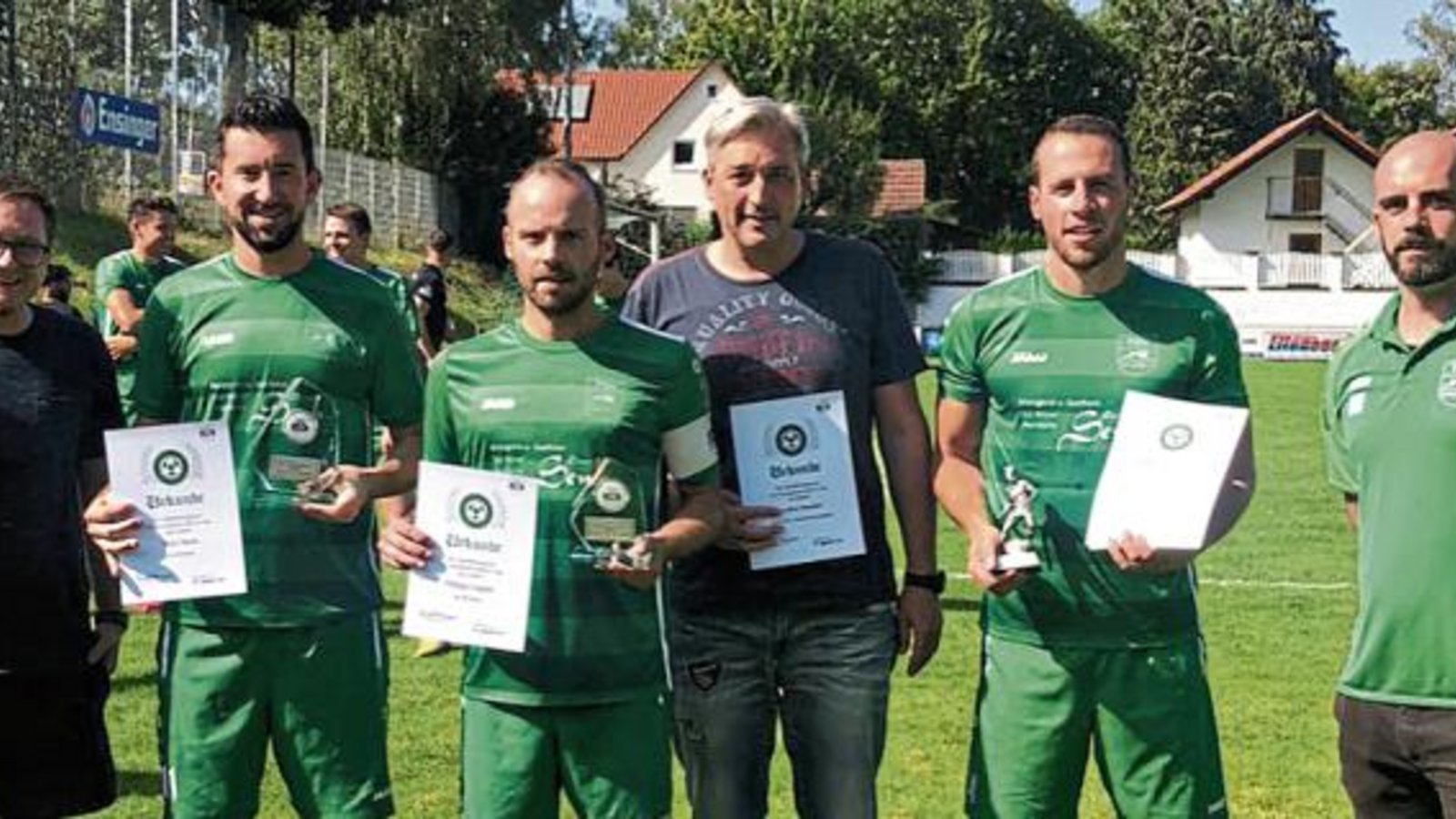 Unermüdlich für den TSV Kleinglattbach im Einsatz: (von links) Abteilungsleiter Michael Duldner, Marc Hahn, Philipp Gutjahr, Kassier Steffen Drexler, Mathias Geiger und Betreuer Manuel Herrmanns Foto: privat Unermüdlich für den TSV Kleinglattbach im Einsatz: (von links) Abteilungsleiter Michael Duldner, Marc Hahn, Philipp Gutjahr, Kassier Steffen Drexler, Mathias Geiger und Betreuer Manuel Herrmanns Foto: privat