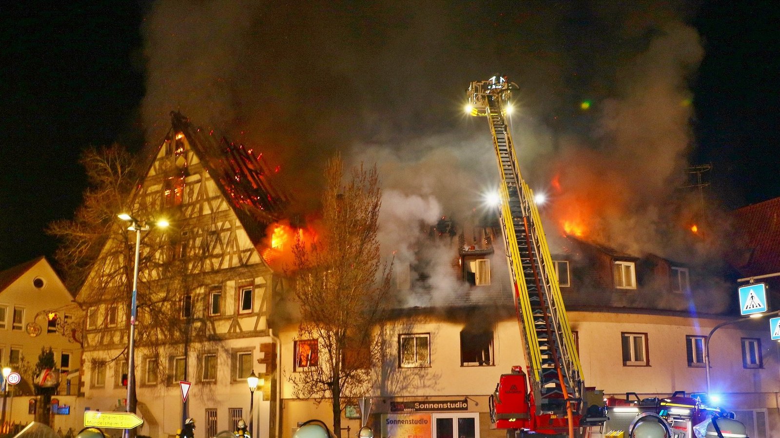 Die Flammen schlagen am Sonntagmorgen aus den Dächern zweier Gebäude in Pleidelsheim. Foto: KS-Images.de/Andreas Rometsch Die Flammen schlagen am Sonntagmorgen aus den Dächern zweier Gebäude in Pleidelsheim. Foto: KS-Images.de/Andreas Rometsch