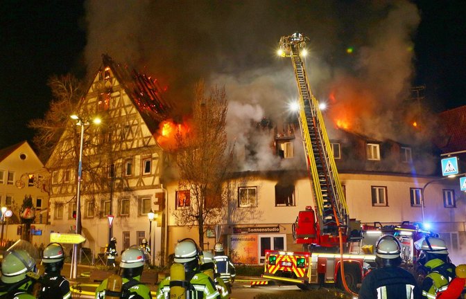 Die Flammen schlagen am Sonntagmorgen aus den Dächern zweier Gebäude in Pleidelsheim. Foto: KS-Images.de/Andreas Rometsch