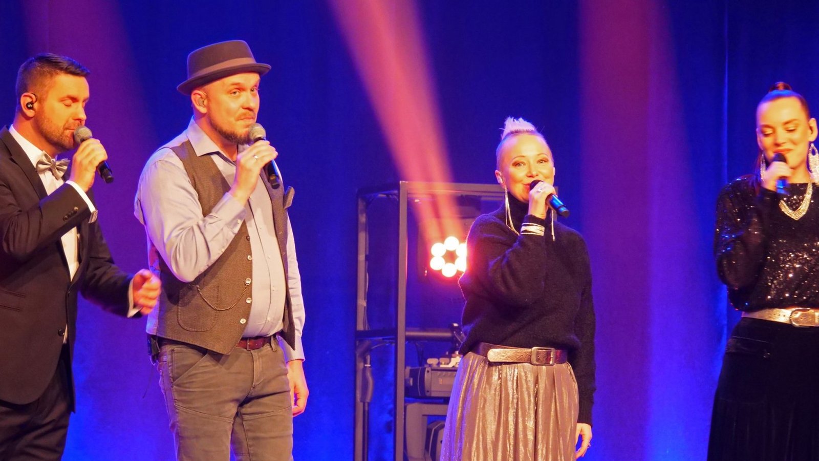 „Onair“ auf Abschiedstournee: Einer der letzten Auftritte des Ensembles führt zur „Christmas Vocal Night“ nach Vaihingen. „Onair“ auf Abschiedstournee: Einer der letzten Auftritte des Ensembles führt zur „Christmas Vocal Night“ nach Vaihingen.