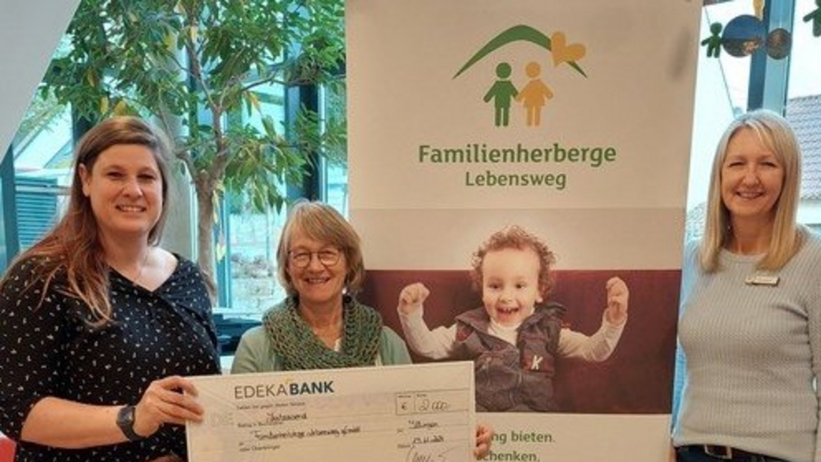 Magdalena Meffle von Edeka Südwest links) , übergab den symbolischen Spendenscheck an Karin Eckstein (Mitte) sowie Andrea Kienzle, beide Familienherberge Lebensweg. Foto: Doris Schlicke