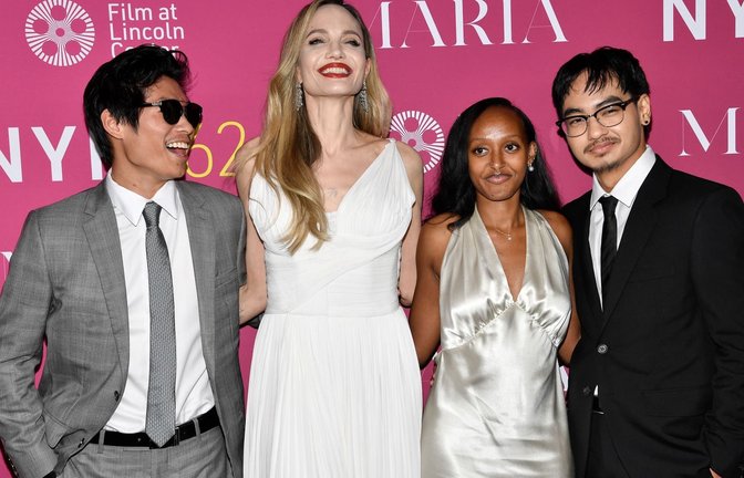 Der älteste Sohn der geschiedenen Hollywood-Stars Angelina Jolie und Brad Pitt, Maddox (r), hat offiziell den Nachnamen seines Vaters abgelegt. (Archivbild)<span class='image-autor'>Evan Agostini/Invision via AP/dpa</span>