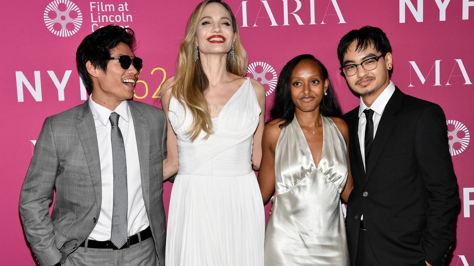 Der älteste Sohn der geschiedenen Hollywood-Stars Angelina Jolie und Brad Pitt, Maddox (r), hat offiziell den Nachnamen seines Vaters abgelegt. (Archivbild)Evan Agostini/Invision via AP/dpa