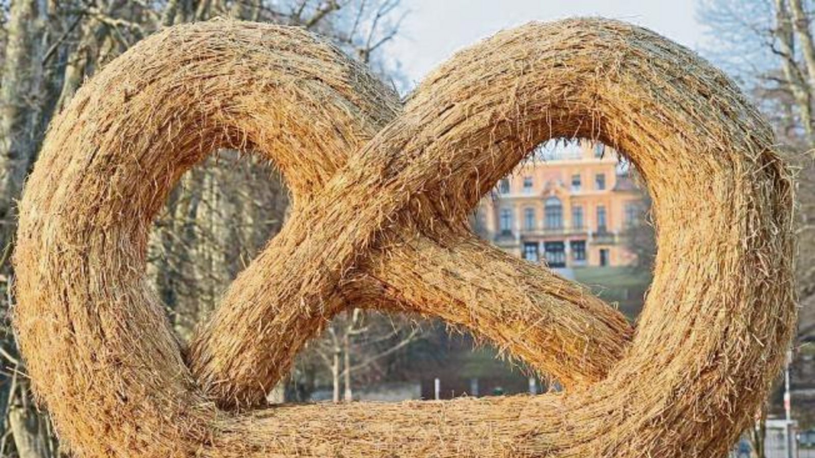 Die Vorbereitungen für die Ausstellung „Strohwelten“, die zeitgleich mit der Eröffnung