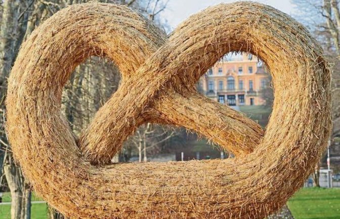Die Vorbereitungen für die Ausstellung „Strohwelten“, die zeitgleich mit der Eröffnung