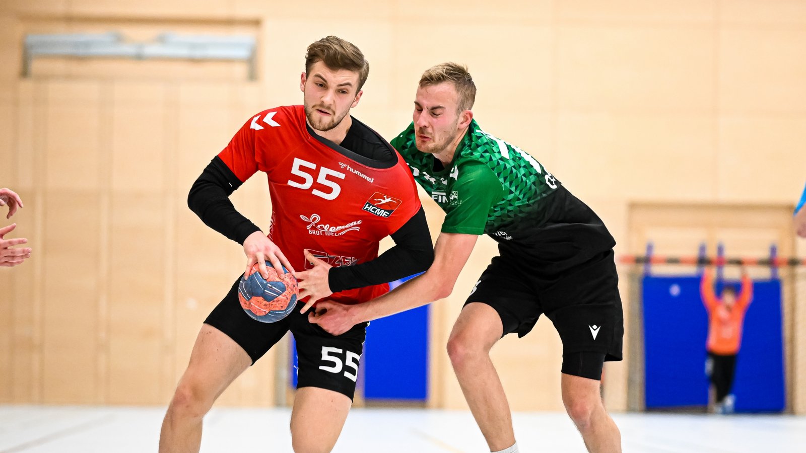 Yannick Ott (links) möchte mit dem HCME auch gegen den Spitzenreiter bestehen. Foto: Krause