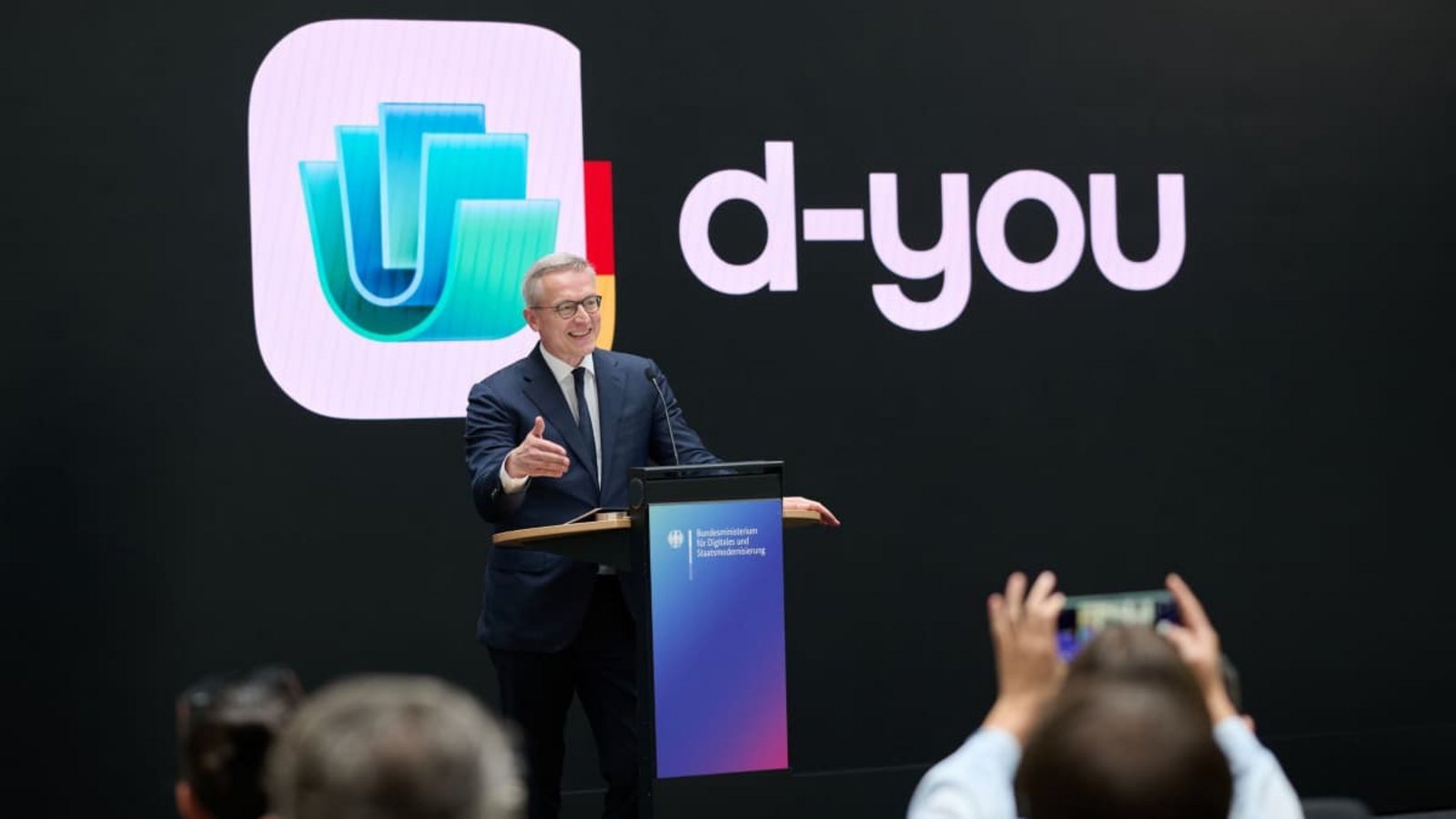 Karsten Wildberger (CDU), Bundesminister für Digitalisierung und Staatsmodernisierung, präsentiert bei einer Pressekonferenz im Bundesministerium für Digitales und Staatsmodernisierung den Namen und das Logo der EUDI-Wallet „d-you“. Ab Januar 2027 sollen Dokumente, wie der Personalausweis in einer App (EUDI-Wallet), auf dem Smartphone gespeichert werden können.Bernd von Jutrczenka/dpa Karsten Wildberger (CDU), Bundesminister für Digitalisierung und Staatsmodernisierung, präsentiert bei einer Pressekonferenz im Bundesministerium für Digitales und Staatsmodernisierung den Namen und das Logo der EUDI-Wallet „d-you“. Ab Januar 2027 sollen Dokumente, wie der Personalausweis in einer App (EUDI-Wallet), auf dem Smartphone gespeichert werden können.Bernd von Jutrczenka/dpa