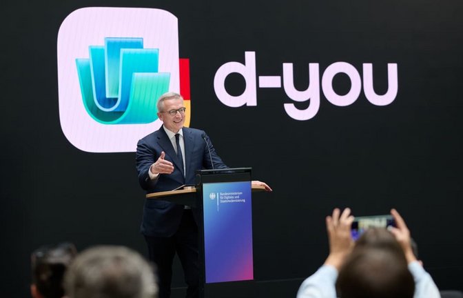 Karsten Wildberger (CDU), Bundesminister für Digitalisierung und Staatsmodernisierung, präsentiert bei einer Pressekonferenz im Bundesministerium für Digitales und Staatsmodernisierung den Namen und das Logo der EUDI-Wallet „d-you“. Ab Januar 2027 sollen Dokumente, wie der Personalausweis in einer App (EUDI-Wallet), auf dem Smartphone gespeichert werden können.<span class='image-autor'>Bernd von Jutrczenka/dpa</span>