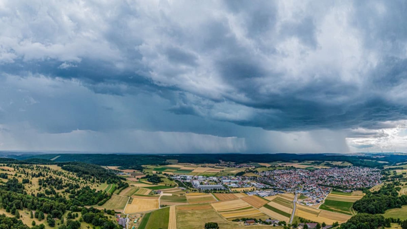 Drohen diese Woche wieder Gewitter? (Archivbild)Jason Tschepljakow/dpa Drohen diese Woche wieder Gewitter? (Archivbild)Jason Tschepljakow/dpa