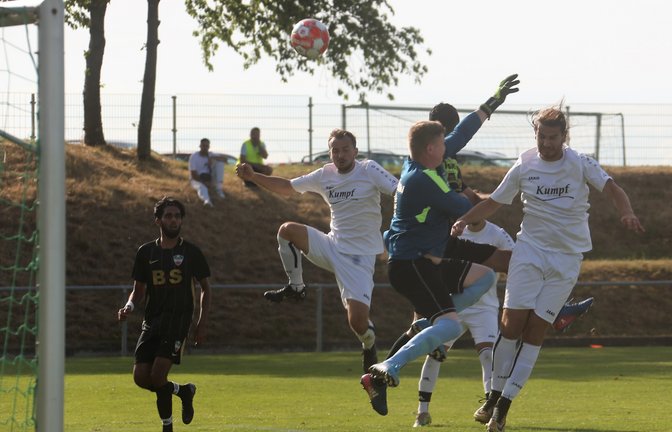 Mezopotamya-Keeper Przemyslaw Szymanski ist überwunden, den Riexingern Pietro Toscano und Felix Hess (von rechts) nützt das nichts. <span class='image-autor'>Foto: Küppers</span>
