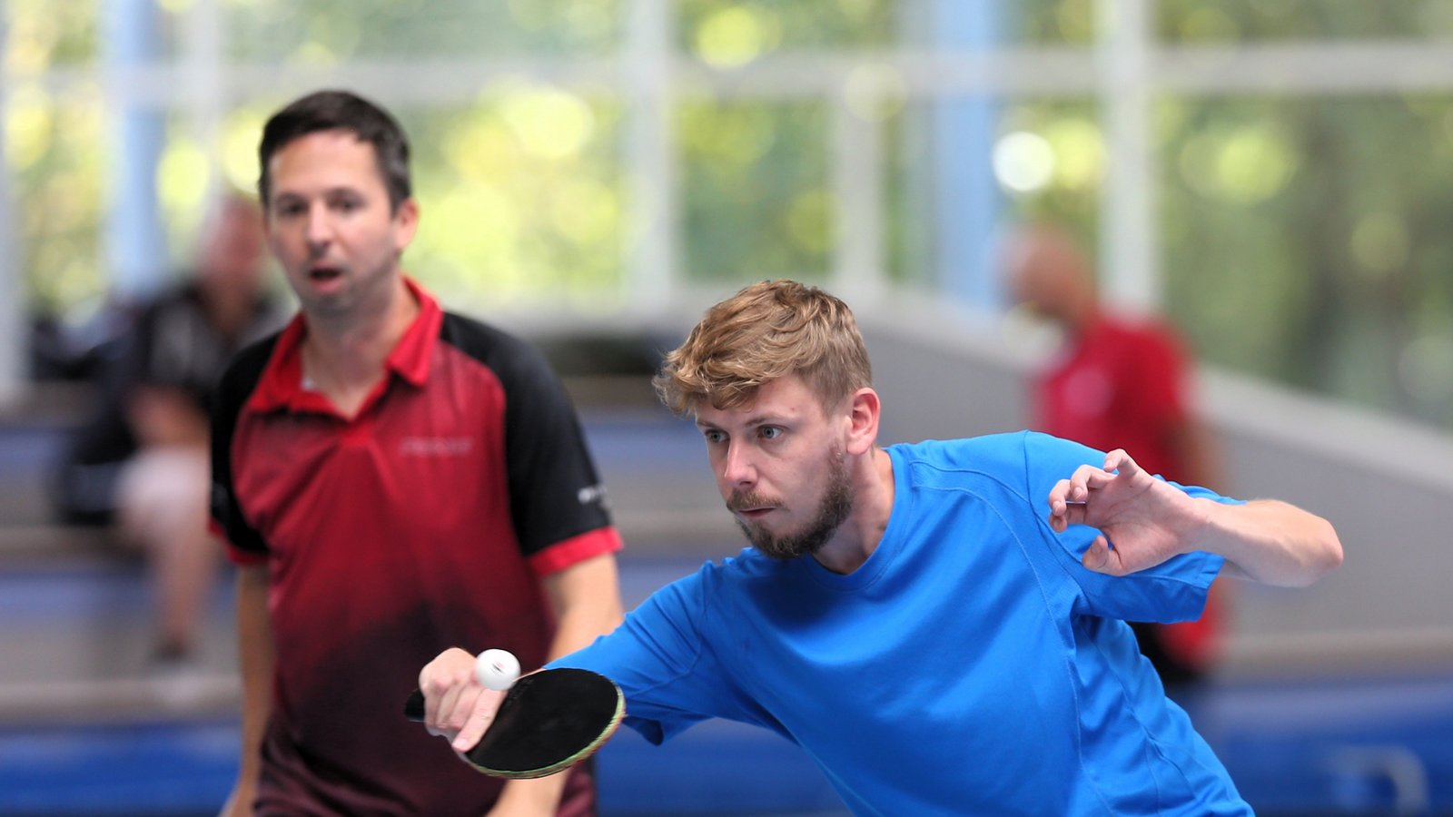 Simon Brodbeck (vorne) von der SpVgg Mönsheim und Michael Grimmeisen vom TSV Großglattbach gehen bei den Männern C als Doppel ins Rennen. Im Viertelfinale verliert das Duo knapp und scheidet aus. Foto: Küppers