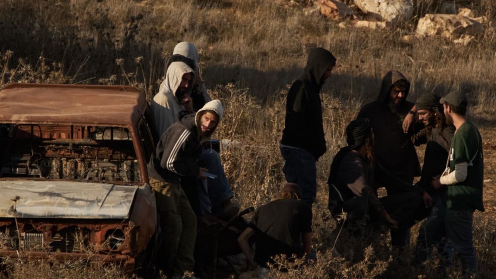 Extremistische israelische Siedler haben an mehreren Orten im Westjordanland Menschen bei der Olivenernte sowie eine US-amerikanische Fotojournalistin angegriffen.Leo Correa/AP/dpa Extremistische israelische Siedler haben an mehreren Orten im Westjordanland Menschen bei der Olivenernte sowie eine US-amerikanische Fotojournalistin angegriffen.Leo Correa/AP/dpa