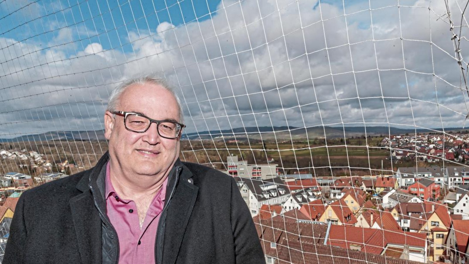 Für ein gemeinsames Foto der Pfarrer der Gesamtkirchengemeinde hat es coronabedingt noch nicht gereicht. Symbolisch dafür blickt Dieter Hofmann vom Großsachsenheimer Kirchturm in Richtung Kleinsachsenheim und Kirbachtal. Foto: Pangerl Für ein gemeinsames Foto der Pfarrer der Gesamtkirchengemeinde hat es coronabedingt noch nicht gereicht. Symbolisch dafür blickt Dieter Hofmann vom Großsachsenheimer Kirchturm in Richtung Kleinsachsenheim und Kirbachtal. Foto: Pangerl