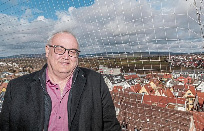 Für ein gemeinsames Foto der Pfarrer der Gesamtkirchengemeinde hat es coronabedingt noch nicht gereicht. Symbolisch dafür blickt Dieter Hofmann vom Großsachsenheimer Kirchturm in Richtung Kleinsachsenheim und Kirbachtal.  Foto: Pangerl